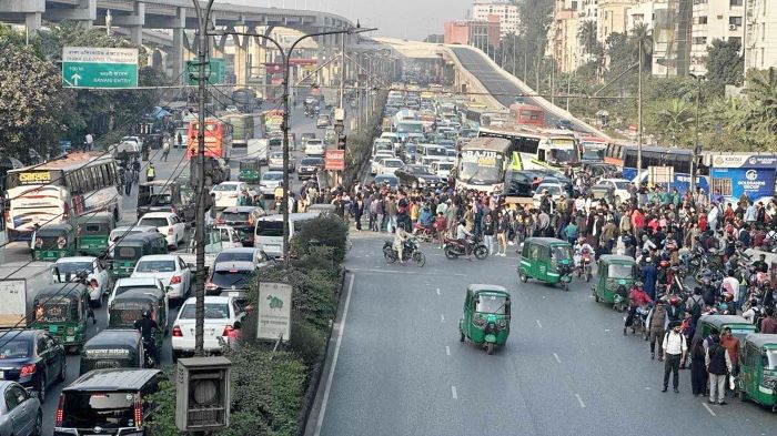 আবারও বনানীর সড়ক অবরোধ প্রাইম এশিয়া বিশ্ববিদ্যালয়ের শিক্ষার্থীদের